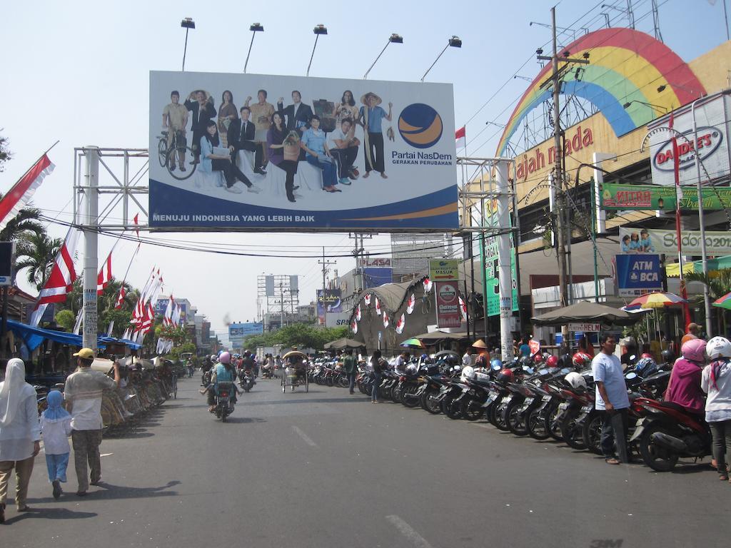 Hotel Santosa Malang Buitenkant foto
