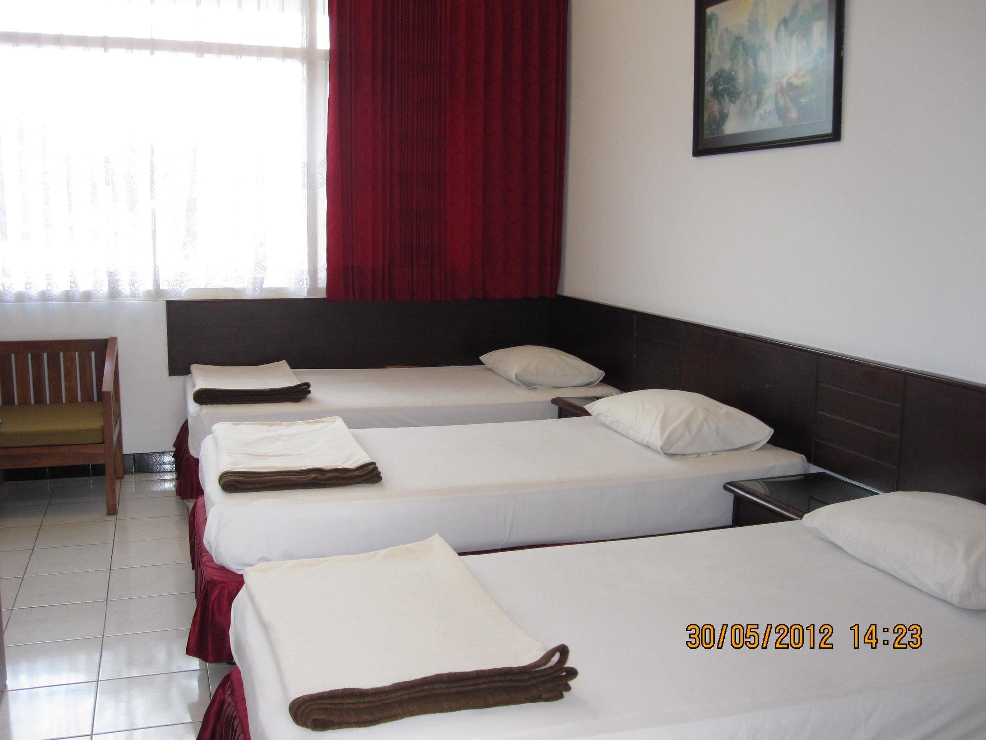 Hotel Santosa Malang Buitenkant foto